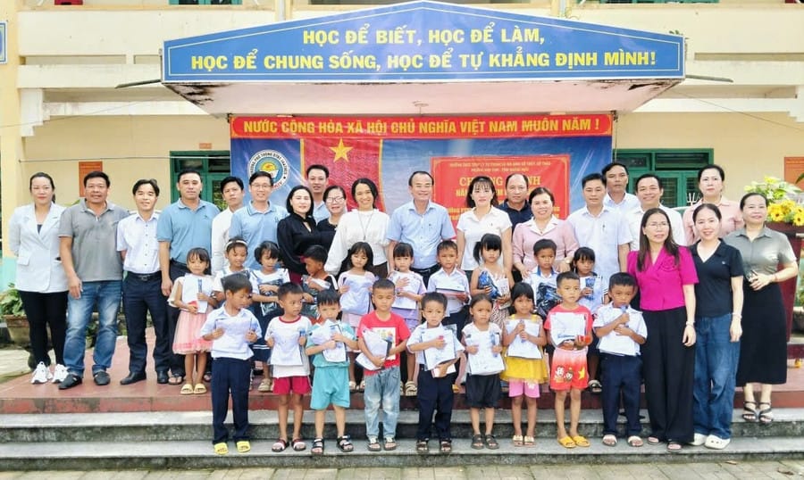 Lãnh đạo Sở GD&ĐT Quảng Ngãi cùng các thầy, cô giáo và học sinh lưu lại kỉ niệm ở xã Trà Bồng. z6910714011400-ebb118d1cd770aa04a4ba37679b4f0a1.jpg