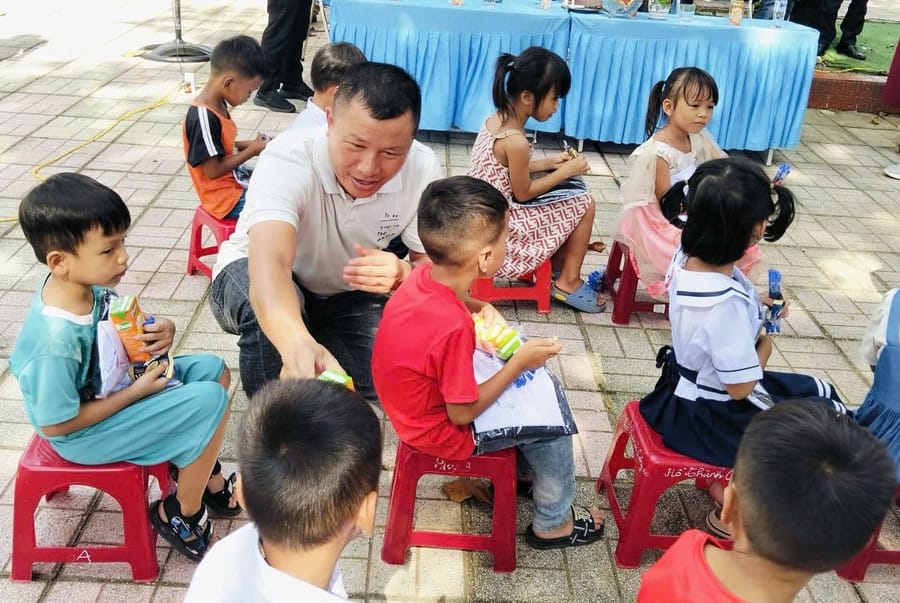 Học sinh nhận những phần quà ý nghĩa, thiết thực. z6910714017843-1f635a223128940a9c1a1783dc598016.jpg