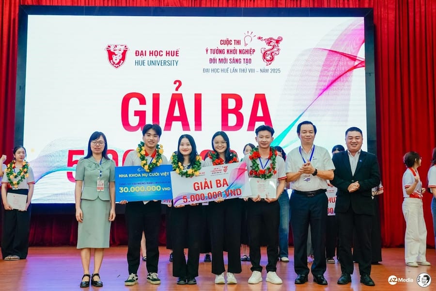 giải Ba thuộc về dự án “Sản xuất Nano đồng Curcumine đặc trị bệnh chân móng trên bò sữa” của sinh viên Trường Đại học Nông Lâm. shi06205.jpg