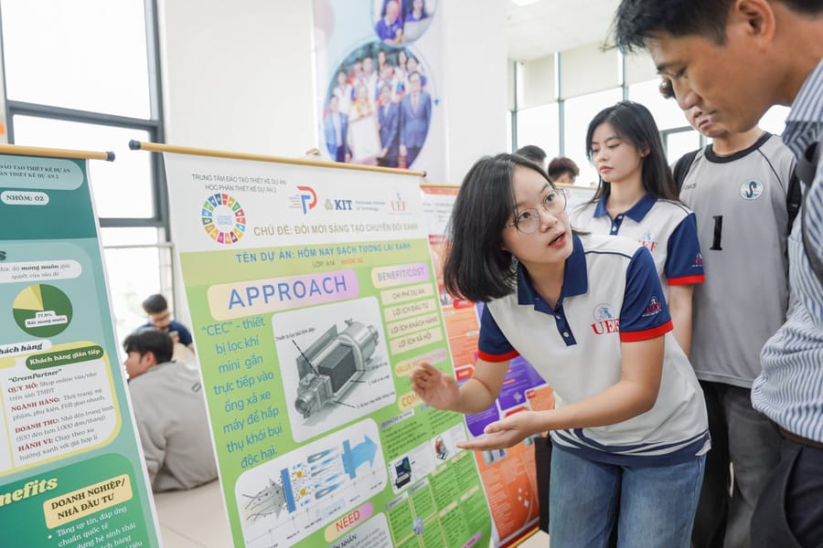 Sinh viên giới thiệu dự án tới ban giám khảo. Ảnh: UEF. uef02600.jpg