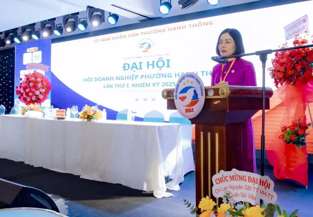 Bà Ngô Thanh Hạnh - Chủ tịch Hội Doanh nghiệp phường Hạnh Thông nhiệm kỳ 2025 - 2030 phát biểu tại Đại hội