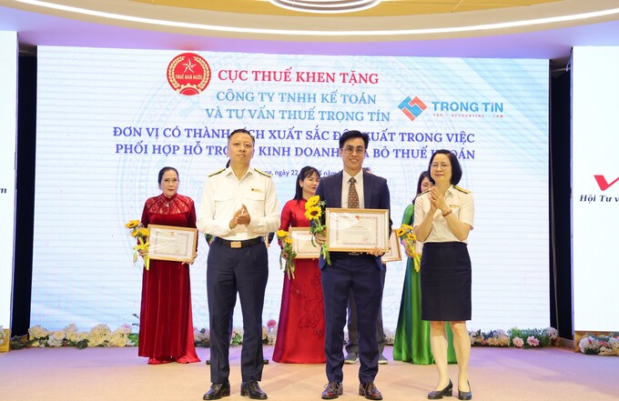 Công ty TNHH Kế toán và Tư vấn thuế Trọng Tín nhận giấy khen của Cục Thuế.