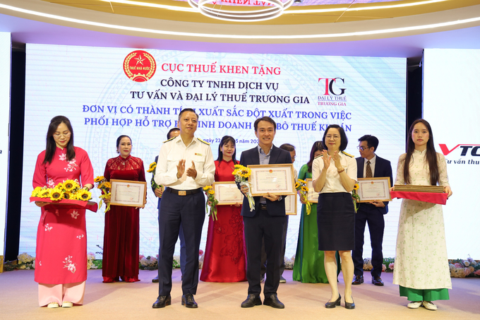 Công Ty TNHH Dịch vụ Tư vấn Và Đại lý thuế Trương Gia nhận giấy khen của Cục Thuế.