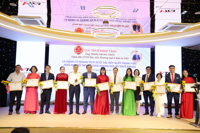 Bà Nguyễn Thu Trà, Trưởng Ban Ban Quản lý tuân thủ và hỗ trợ người nộp thuế, Cục Thuế và ông Nguyễn Ngọc Tú, Trưởng thuế Khánh Hòa trao giấy khen của Cục Thuế và tặng hoa chúc mừng các tập thể, cá nhân.