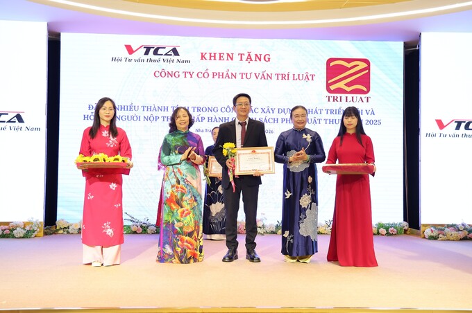 Công ty cổ phần tư vấn Trí Luật và cá nhân ông Vòng Tắc Xiềng nhận giấy khen của Hội Tư vấn Thuế Việt Nam.