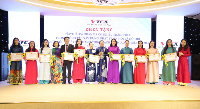 Bà Nguyễn Thị Cúc, Chủ tịch VTCA và bà Lê Thị Duyên Hải, Phó chủ tịch kiêm Tổng thư ký VTCA giấy khen và hoa cho các tập thể, cá nhân.
