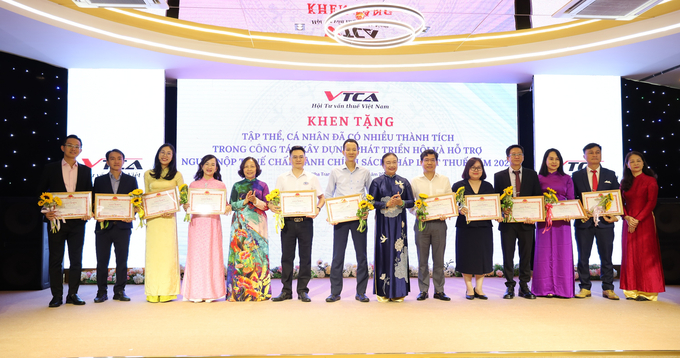 Bà Nguyễn Thị Cúc, Chủ tịch VTCA và bà Lê Thị Duyên Hải, Phó chủ tịch kiêm Tổng thư ký VTCA giấy khen và hoa cho các tập thể, cá nhân.